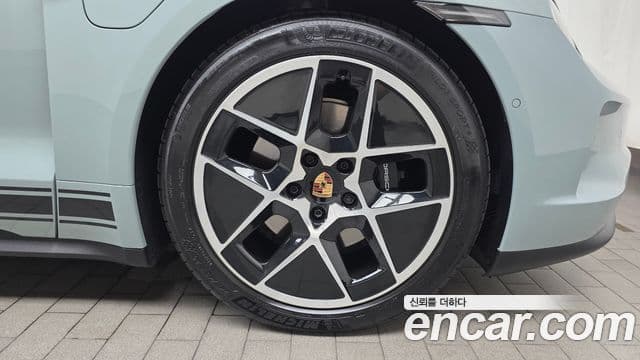 Porsche Taycan 2024 — ფოტო 28/31