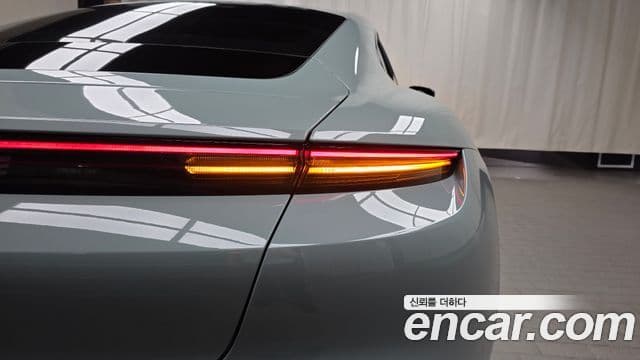 Porsche Taycan 2024 — ფოტო 11/31