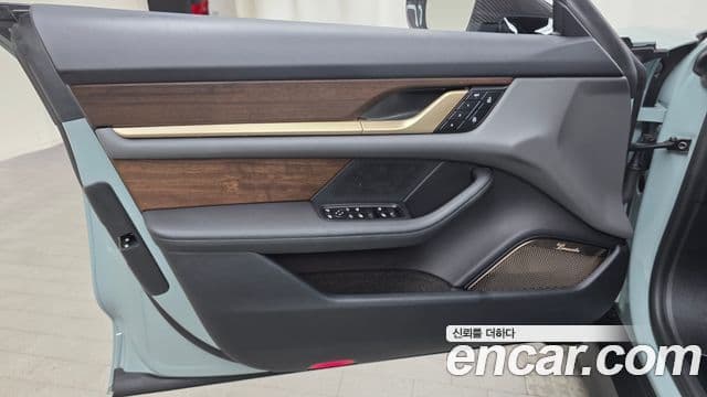 Porsche Taycan 2024 — ფოტო 8/31