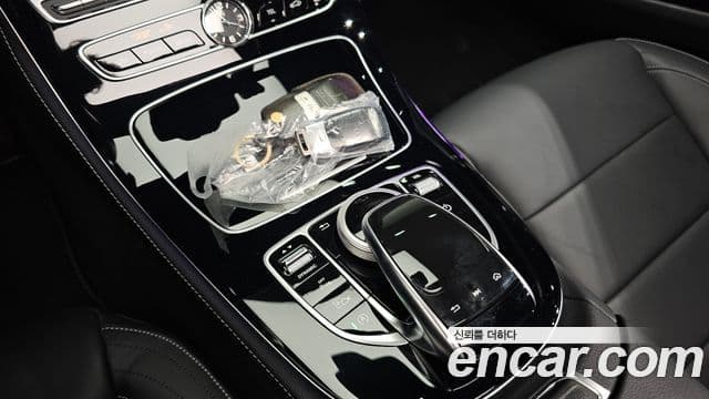 Mercedes-Benz E-Class 2019 — ფოტო 18/20