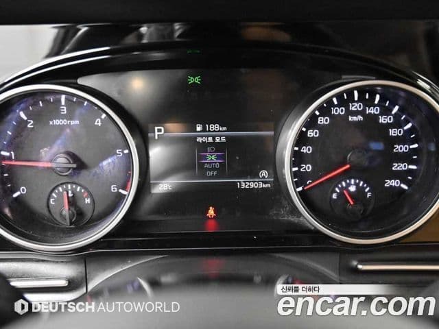 Kia Carnival 2021 — ფოტო 6/20