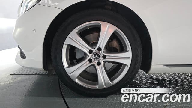 Mercedes-Benz E-Class 2018 — ფოტო 5/20