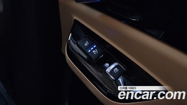 Kia Carnival 2021 — ფოტო 18/20