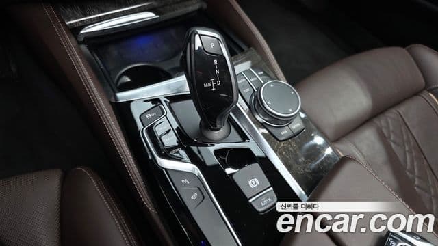 BMW 5 Series 2018 — Şəkil 9/20