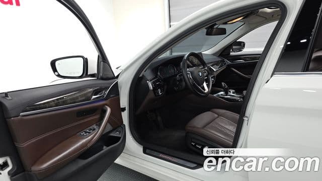 BMW 5 Series 2018 — Şəkil 10/20
