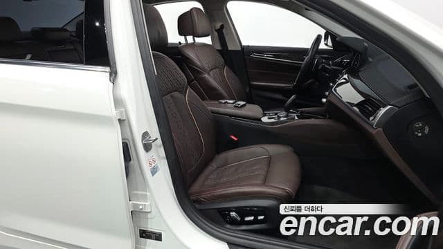 BMW 5 Series 2018 — Şəkil 11/20