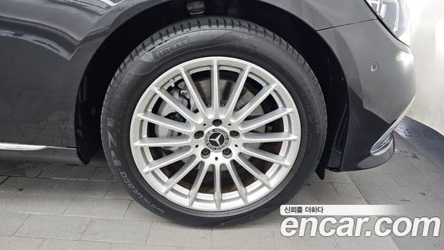 Mercedes-Benz E-Class 2023 — Photo 29/35