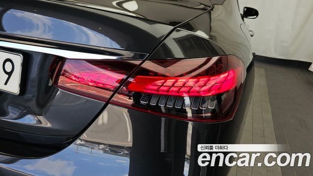 Mercedes-Benz E-Class 2023 — Photo 12/35