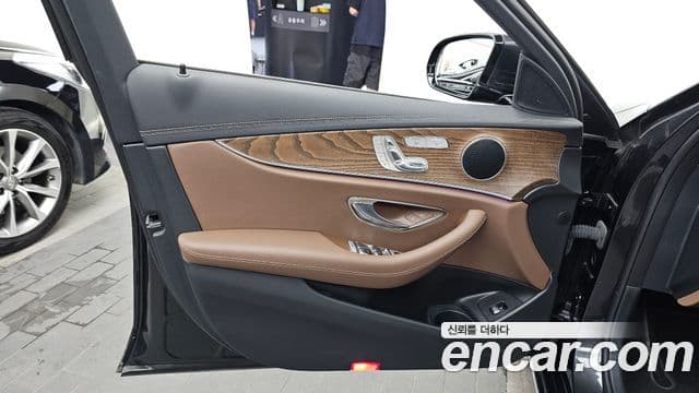 Mercedes-Benz E-Class 2023 — Photo 2/35
