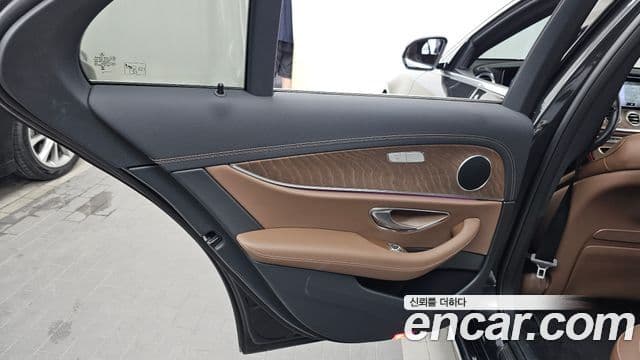 Mercedes-Benz E-Class 2023 — Photo 20/35