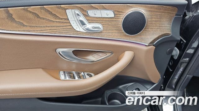 Mercedes-Benz E-Class 2023 — Photo 17/35