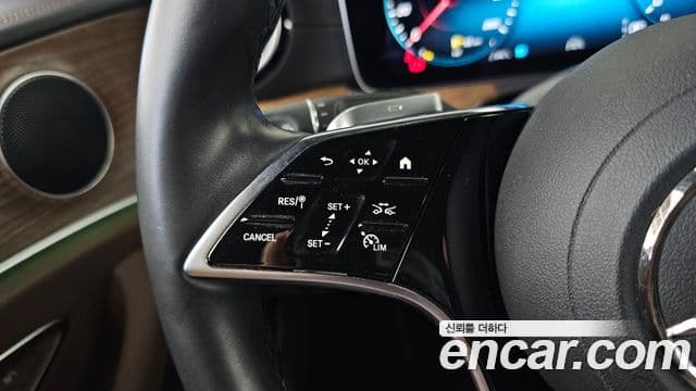 Mercedes-Benz E-Class 2023 — Photo 33/35