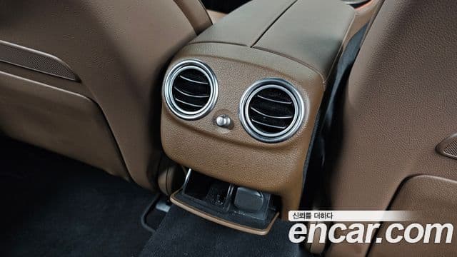 Mercedes-Benz E-Class 2023 — Photo 13/35