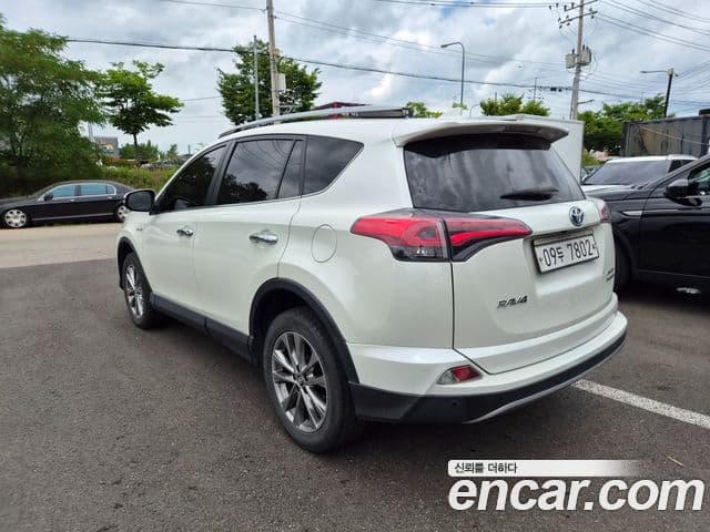Toyota RAV4 2018 — Şəkil 3/20