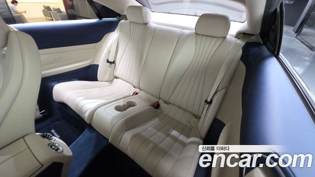 Mercedes-Benz E-Class 2019 — Photo 11/33