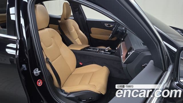 Volvo S60 2022 — Photo 13/30