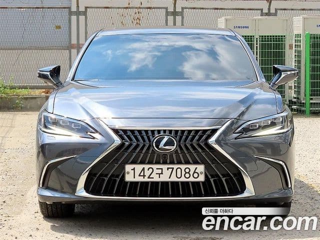 Lexus ES300h 2023 — Photo 1/20
