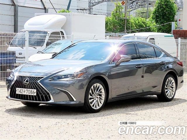 Lexus ES300h 2023 — Photo 7/20