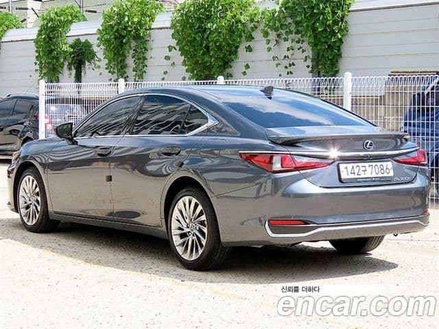 Lexus ES300h 2023 — Photo 12/20
