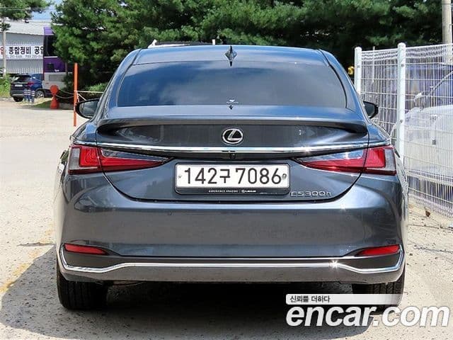 Lexus ES300h 2023 — Photo 4/20