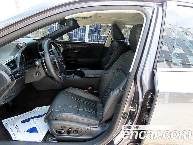 Lexus ES300h 2023 — Photo 14/20