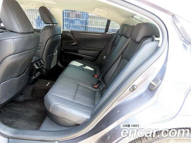 Lexus ES300h 2023 — Photo 17/20