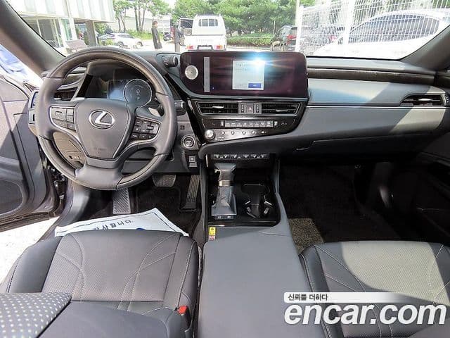 Lexus ES300h 2023 — Photo 18/20