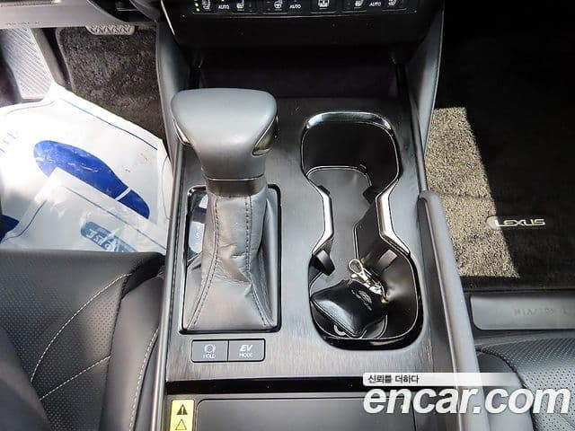 Lexus ES300h 2023 — Photo 19/20