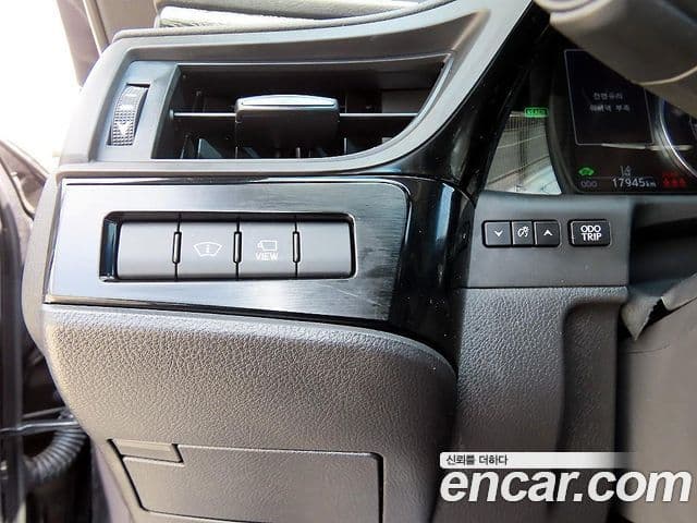 Lexus ES300h 2023 — Photo 11/20