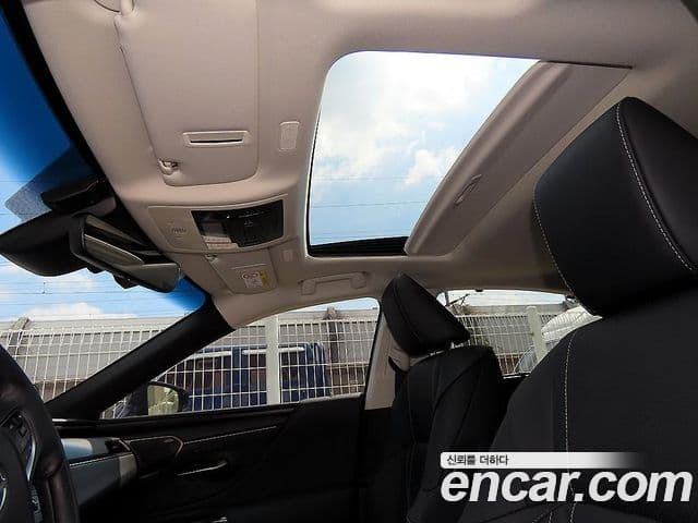 Lexus ES300h 2023 — Photo 8/20