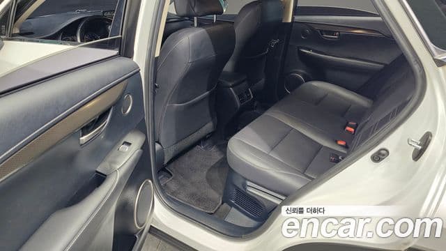 Lexus NX300h 2019 — Şəkil 16/20