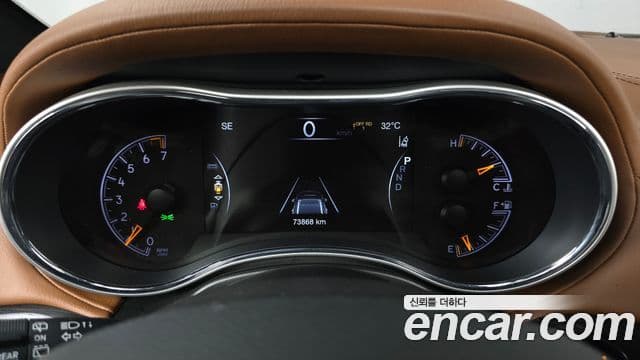 Jeep Grand Cherokee 2021 — Şəkil 19/37