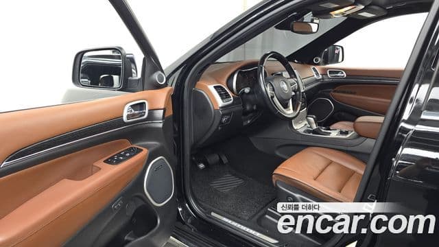 Jeep Grand Cherokee 2021 — Şəkil 14/37