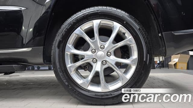 Jeep Grand Cherokee 2021 — Şəkil 24/37