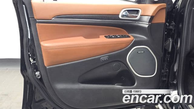 Jeep Grand Cherokee 2021 — Şəkil 16/37