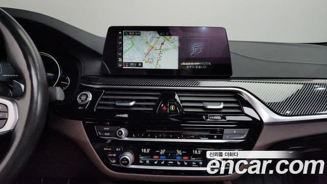 BMW 5 Series 2018 — Фото 12/20