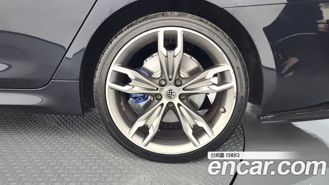 BMW 5 Series 2018 — Şəkil 28/32