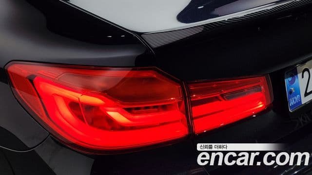 BMW 5 Series 2018 — Şəkil 7/32