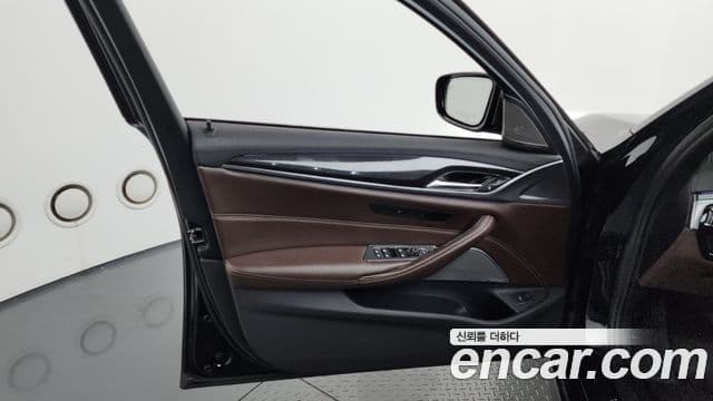 BMW 5 Series 2018 — Şəkil 25/32