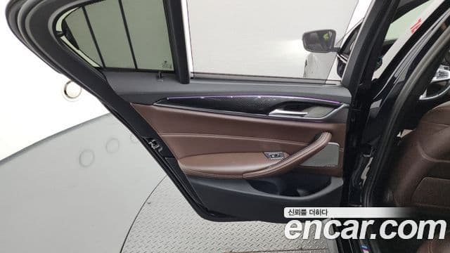 BMW 5 Series 2018 — Şəkil 30/32