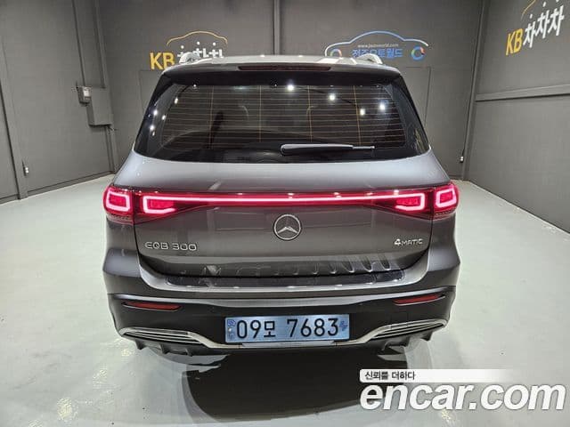 Mercedes-Benz EQB 2023 — ფოტო 7/20
