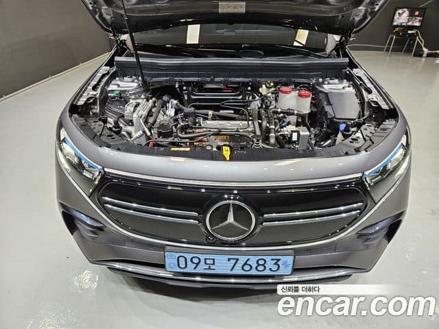 Mercedes-Benz EQB 2023 — ფოტო 19/20
