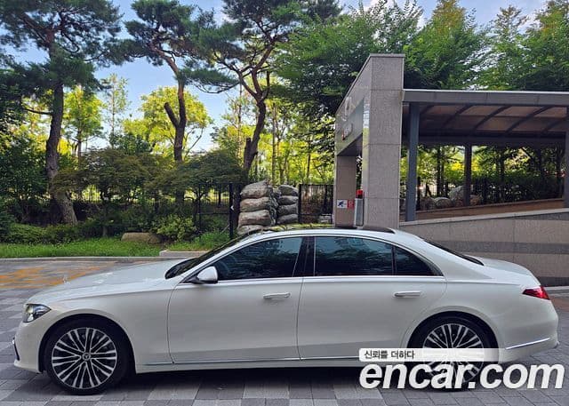 Mercedes-Benz S-Class 2022 — Photo 9/20