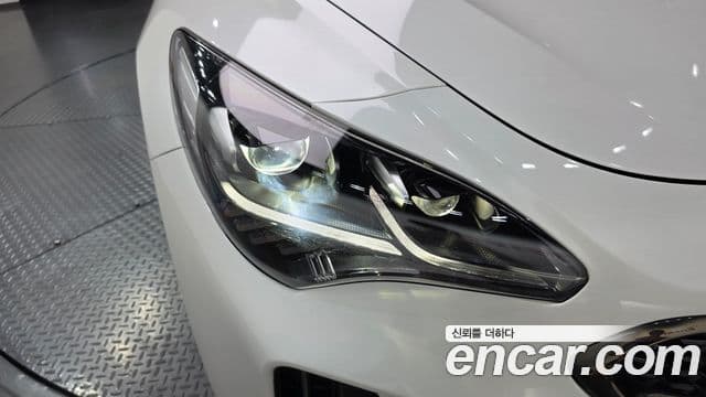 Kia Stinger 2018 — ფოტო 28/32