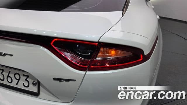 Kia Stinger 2018 — ფოტო 23/32