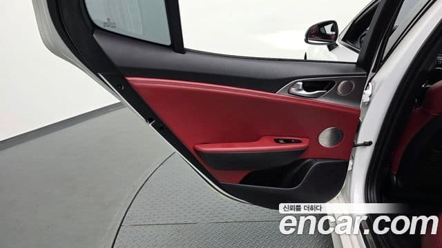 Kia Stinger 2018 — ფოტო 4/32