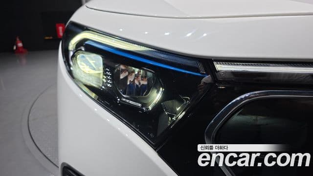 Mercedes-Benz EQB 2022 — ფოტო 25/30