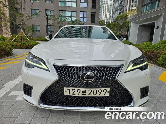Lexus LS500h 2022 — Фото 1/20