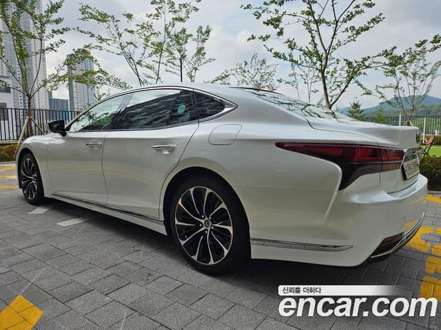 Lexus LS500h 2022 — Фото 3/20