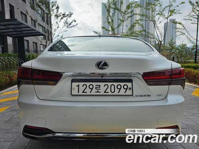 Lexus LS500h 2022 — Фото 6/20